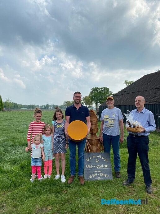 Bijenhoudersvereniging Nieuwleusen e.o. op meimarkt - Foto: Ingezonden foto