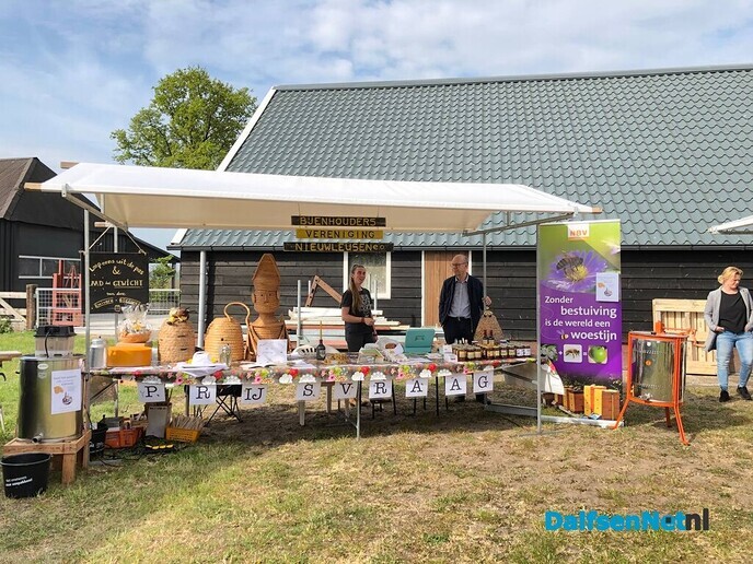 Bijenhoudersvereniging Nieuwleusen e.o. op meimarkt - Foto: Ingezonden foto