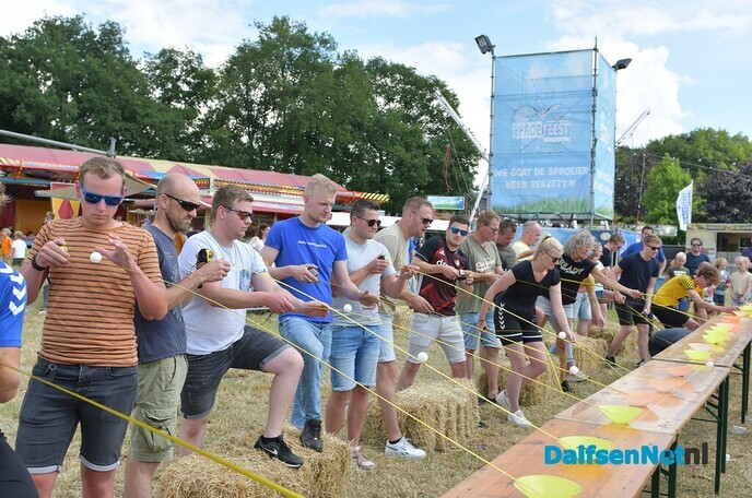 Het Sproeifeest zaterdagmiddag Hoonhorst - Foto: Johan Bokma
