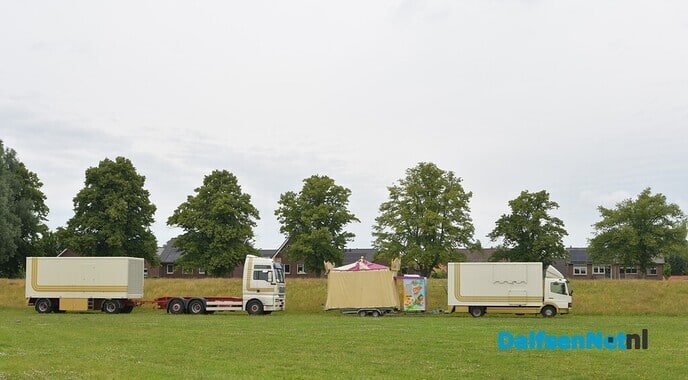 De opbouw Zomerkermis 2022 in volle gang - Foto: Johan Bokma