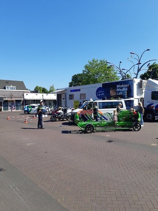 Mobiele Media lab van de politie staat nu in Nieuwleusen - Foto: Politie Dalfsen
