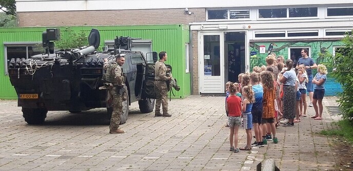 Bezoek van ouder, werkzaam als militair