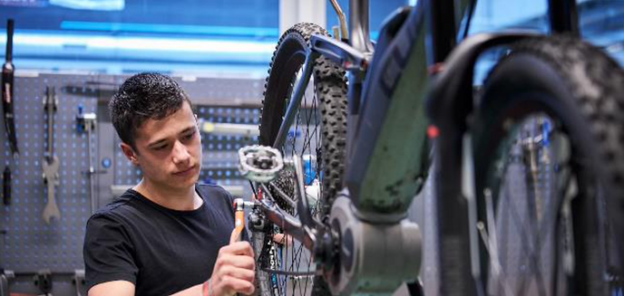 Maak kennis met het veelzijdige vak van fietsenmaker Toe aan een versnelling in je loopbaan?