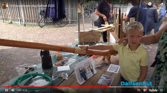 Midwinterhoornbloasers op zomerse oudhollandse markt - Foto: H.G. Foto