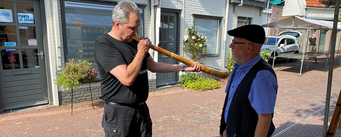Midwinterhoornbloasers op zomerse oudhollandse markt - Foto: Ingezonden foto