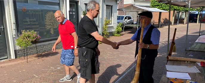 Midwinterhoornbloasers op zomerse oudhollandse markt - Foto: Ingezonden foto