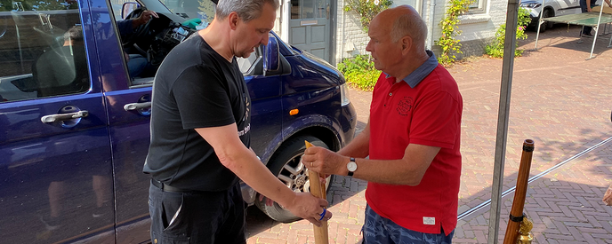 Midwinterhoornbloasers op zomerse oudhollandse markt - Foto: Ingezonden foto