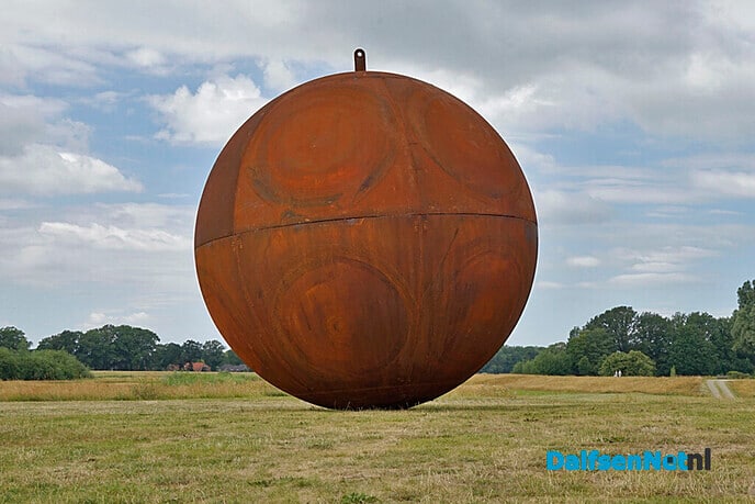 Kunstwerk (grote stalen bol) bij gemeentehuis - Foto: Paul Scholten