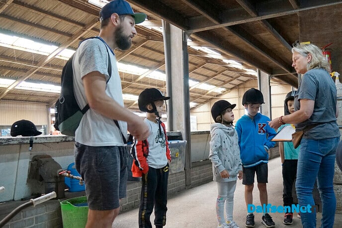 Oekraïense kinderen bezoeken manege Gerner - Foto: Paul Scholten