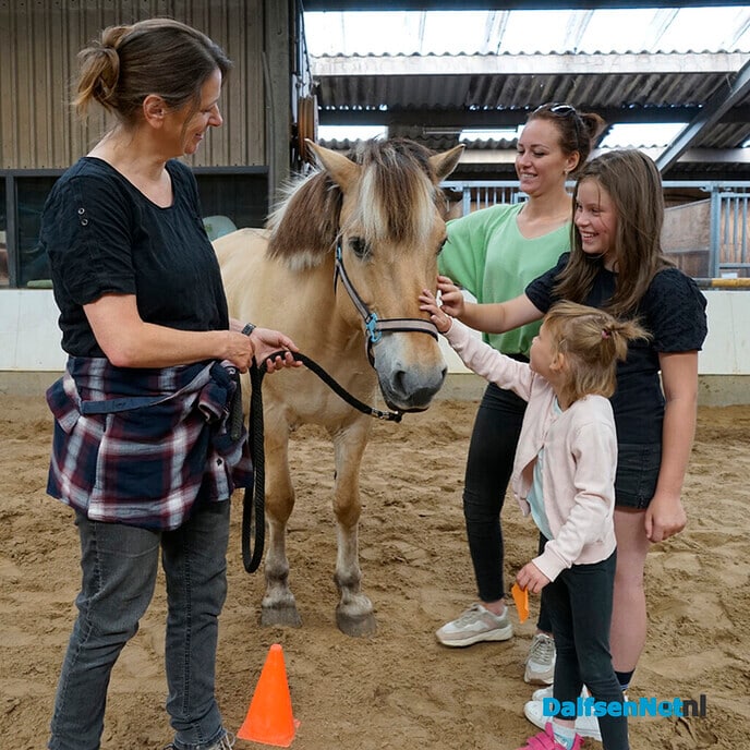 Oekraïense kinderen bezoeken manege Gerner - Foto: Paul Scholten
