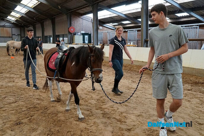 Oekraïense kinderen bezoeken manege Gerner - Foto: Paul Scholten