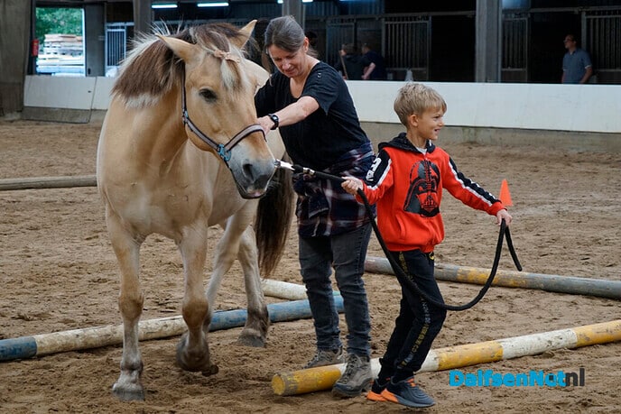 Oekraïense kinderen bezoeken manege Gerner - Foto: Paul Scholten
