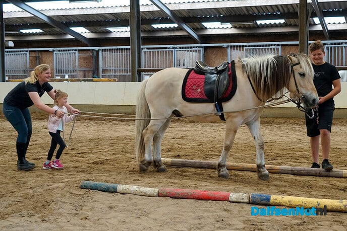 Oekraïense kinderen bezoeken manege Gerner - Foto: Paul Scholten