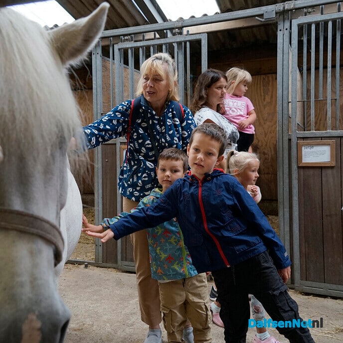 Oekraïense kinderen bezoeken manege Gerner - Foto: Paul Scholten