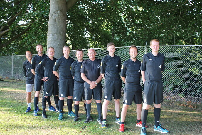 13 leden van Scheidsrechtersvereniging Nijverdal gepromoveerd - Foto: Ingezonden foto