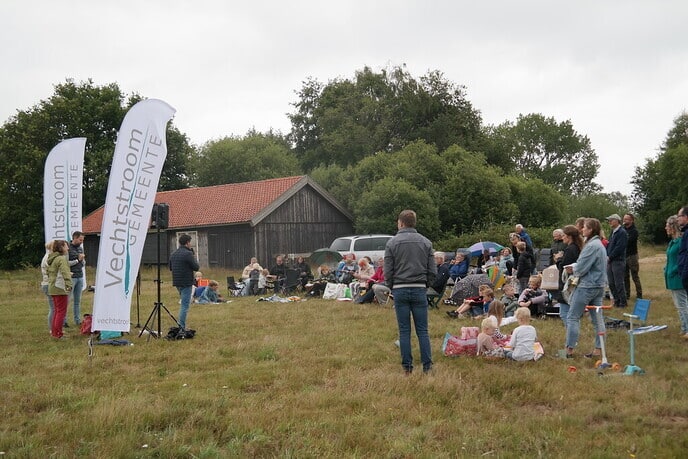 Jorrit Zelle spreekt op openluchtdienst Vechtstroom Gemeente - Foto: Hans Keesmaat