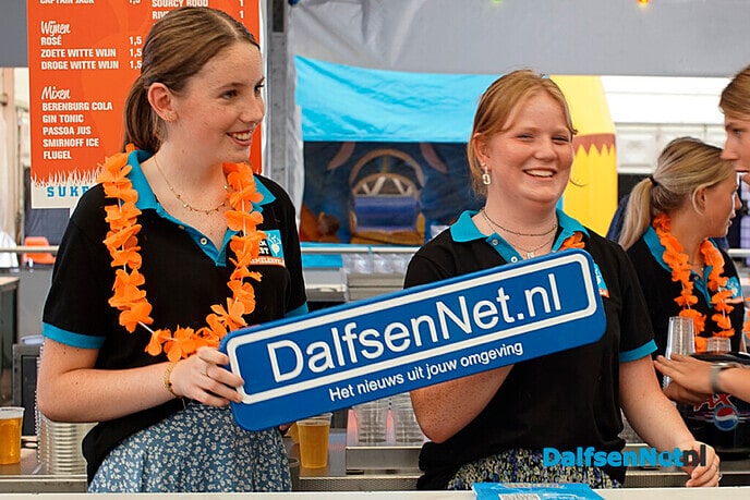 Nieuwe foto’s met bord DalfsenNet.nl in feesttent Lemelerveld - Foto: Paul Scholten