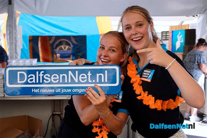 Nieuwe foto’s met bord DalfsenNet.nl in feesttent Lemelerveld - Foto: Paul Scholten