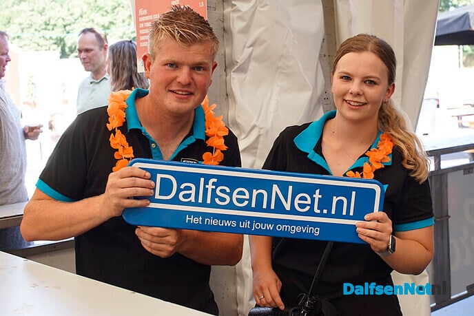 Nieuwe foto’s met bord DalfsenNet.nl in feesttent Lemelerveld - Foto: Paul Scholten