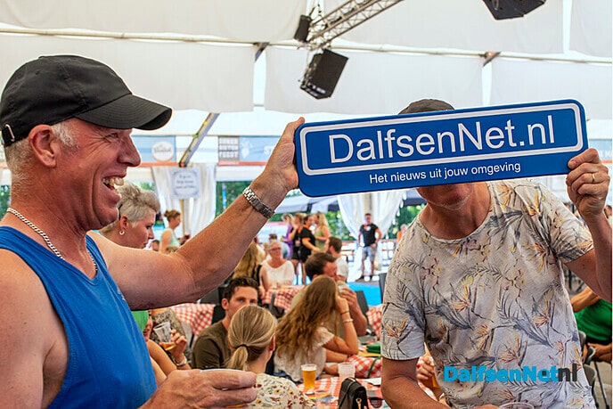 Nieuwe foto’s met bord DalfsenNet.nl in feesttent Lemelerveld - Foto: Paul Scholten