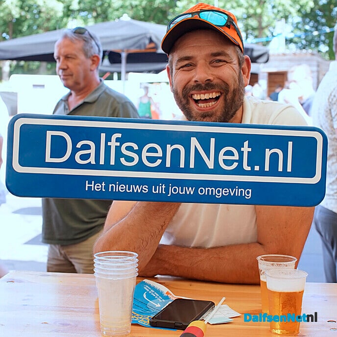 Nieuwe foto’s met bord DalfsenNet.nl in feesttent Lemelerveld - Foto: Paul Scholten