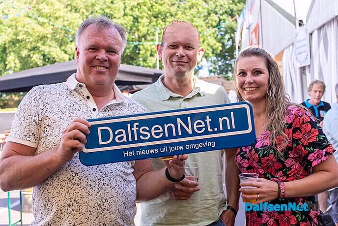 Nieuwe foto’s met bord DalfsenNet.nl in feesttent Lemelerveld - Foto: Paul Scholten