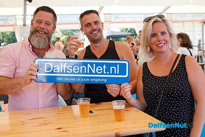 Nieuwe foto’s met bord DalfsenNet.nl in feesttent Lemelerveld - Foto: Paul Scholten