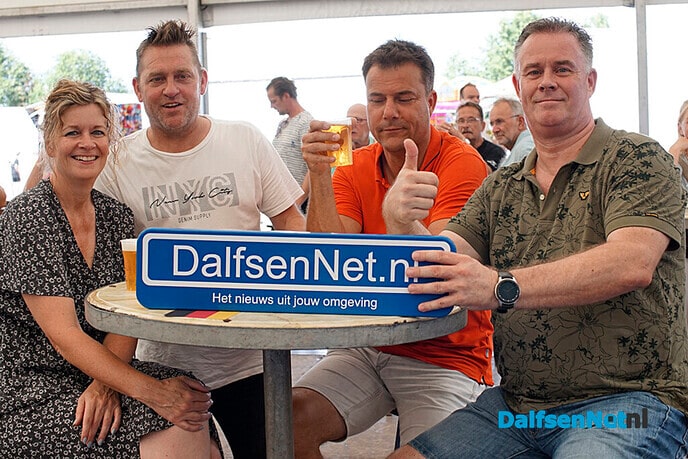 Nieuwe foto’s met bord DalfsenNet.nl in feesttent Lemelerveld - Foto: Paul Scholten