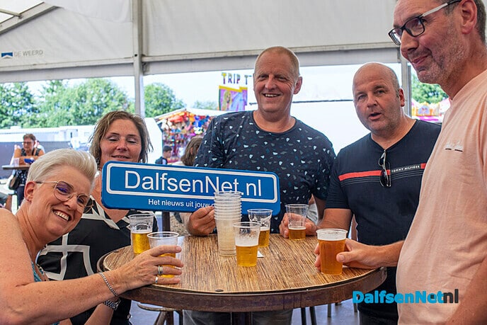 Nieuwe foto’s met bord DalfsenNet.nl in feesttent Lemelerveld - Foto: Paul Scholten