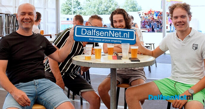 Nieuwe foto’s met bord DalfsenNet.nl in feesttent Lemelerveld - Foto: Paul Scholten