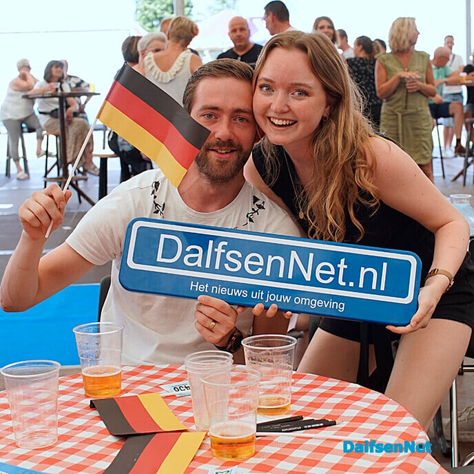 Nieuwe foto’s met bord DalfsenNet.nl in feesttent Lemelerveld - Foto: Paul Scholten