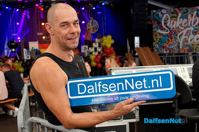 Nieuwe foto’s met bord DalfsenNet.nl in feesttent Lemelerveld - Foto: Paul Scholten