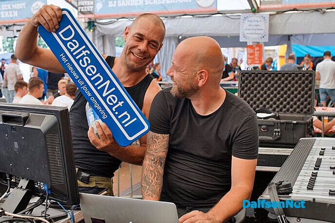 Nieuwe foto’s met bord DalfsenNet.nl in feesttent Lemelerveld - Foto: Paul Scholten