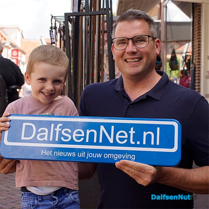 Bord DalfsenNet.nl op braderie Dalfsen - Foto: Paul Scholten
