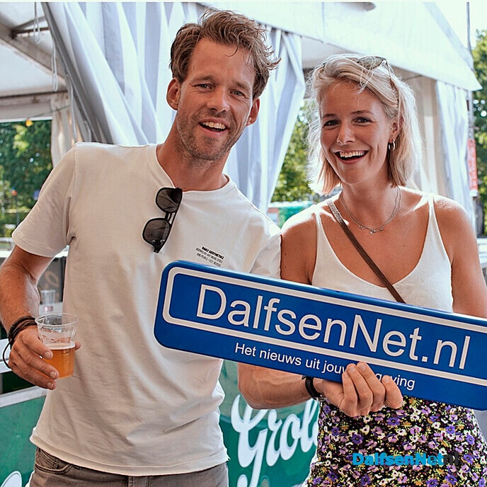 Nieuwe foto’s met bord DalfsenNet.nl in feesttent Lemelerveld - Foto: Paul Scholten