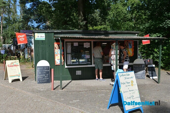 Anton in de kiosk bij de Stuw, goed te passe! - Foto: Johan Bokma