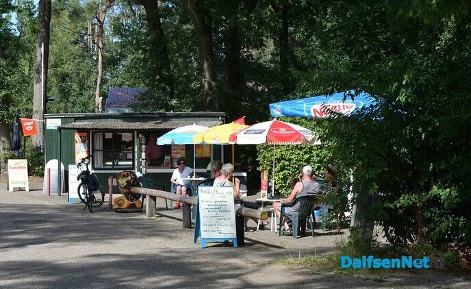 Anton in de kiosk bij de Stuw, goed te passe! - Foto: Johan Bokma