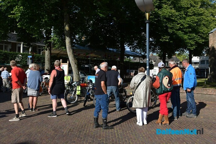 Brommers kieken op het Kerkplein - Foto: Johan Bokma