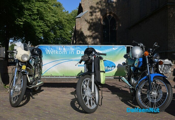 Brommers kieken op het Kerkplein - Foto: Johan Bokma