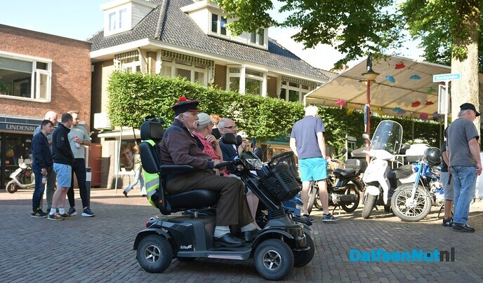 Brommers kieken op het Kerkplein - Foto: Johan Bokma