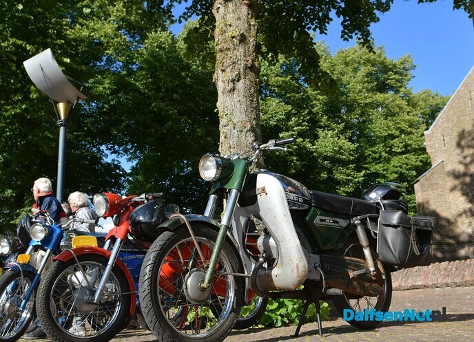 Brommers kieken op het Kerkplein - Foto: Johan Bokma