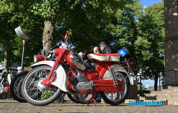 Brommers kieken op het Kerkplein - Foto: Johan Bokma