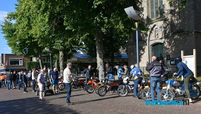 Brommers kieken op het Kerkplein - Foto: Johan Bokma
