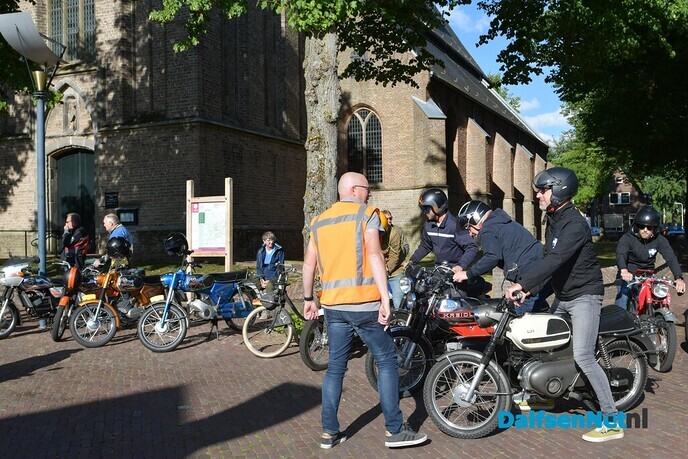 Brommers kieken op het Kerkplein - Foto: Johan Bokma