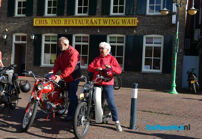 Brommers kieken op het Kerkplein - Foto: Johan Bokma