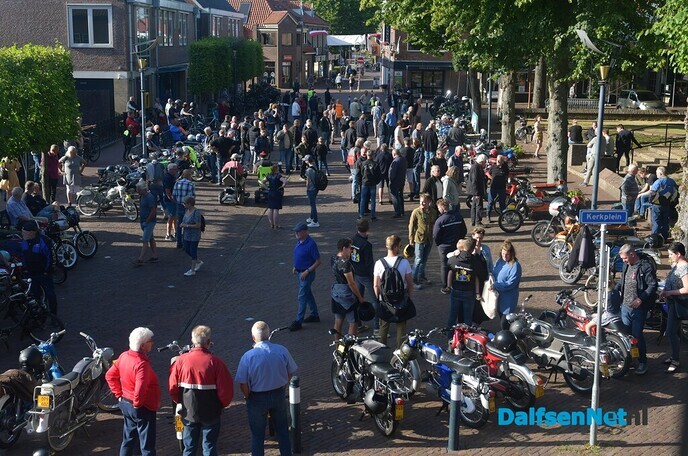 Brommers kieken op het Kerkplein - Foto: Johan Bokma