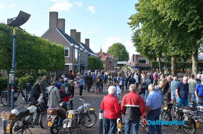 Brommers kieken op het Kerkplein - Foto: Johan Bokma