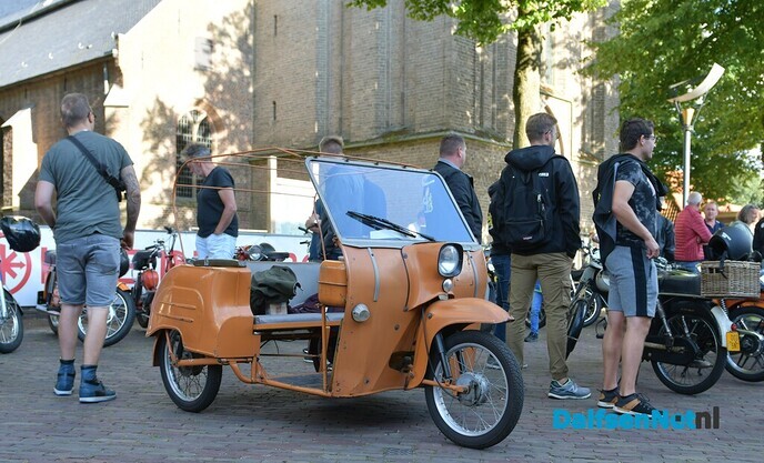 Brommers kieken op het Kerkplein - Foto: Johan Bokma