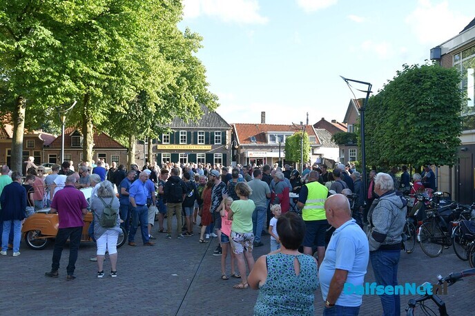 Brommers kieken op het Kerkplein - Foto: Johan Bokma