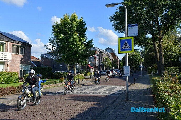 Brommers kieken op het Kerkplein - Foto: Johan Bokma